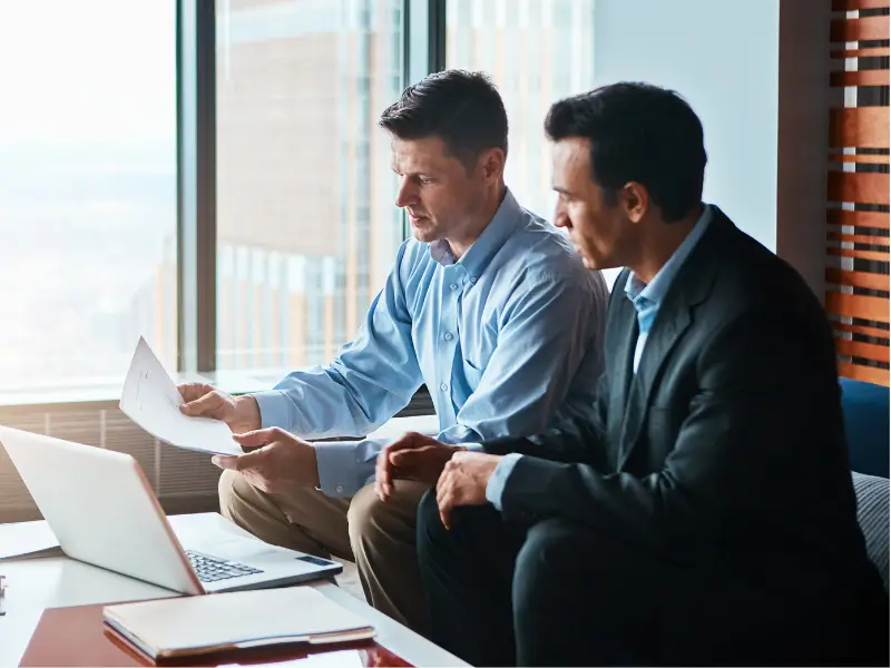 Empresário recebe do advogado, a assessoria jurídica para empresas